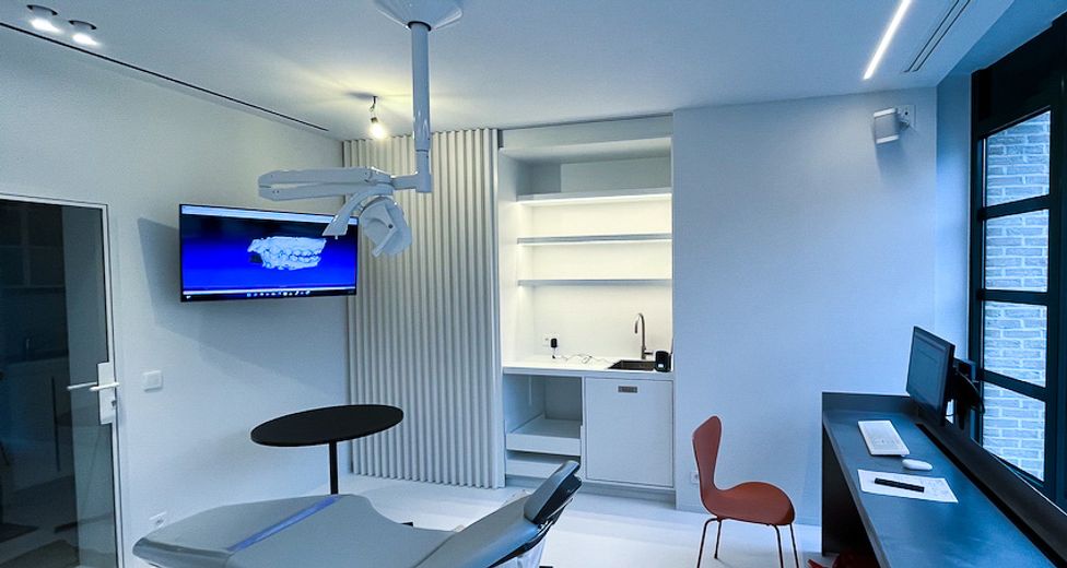 Moderne witte orthodontiepraktijk met verschillende behandelstoelen.